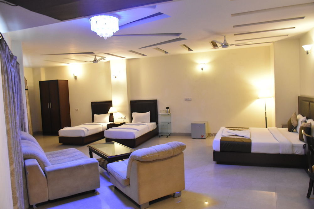 Hotel Alpine Tree New Delhi Bagian luar foto