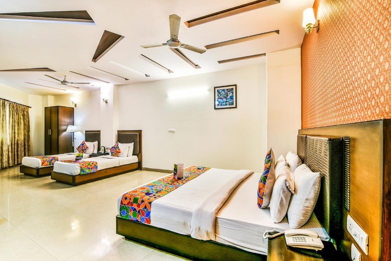 Hotel Alpine Tree New Delhi Bagian luar foto